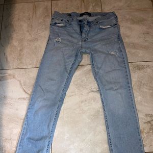 Hollister Slim Straight 31X32 ripped jeans